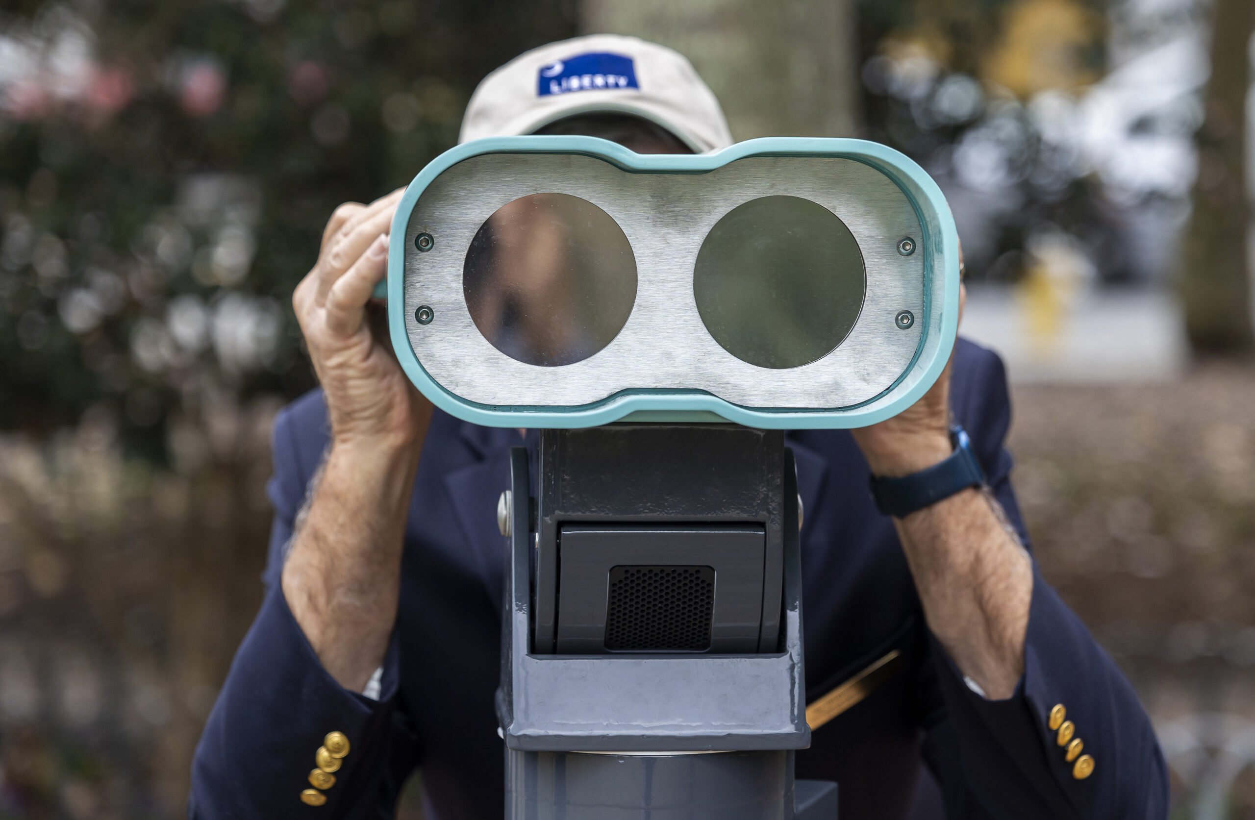 Charleston's mayor using the VR binoculars